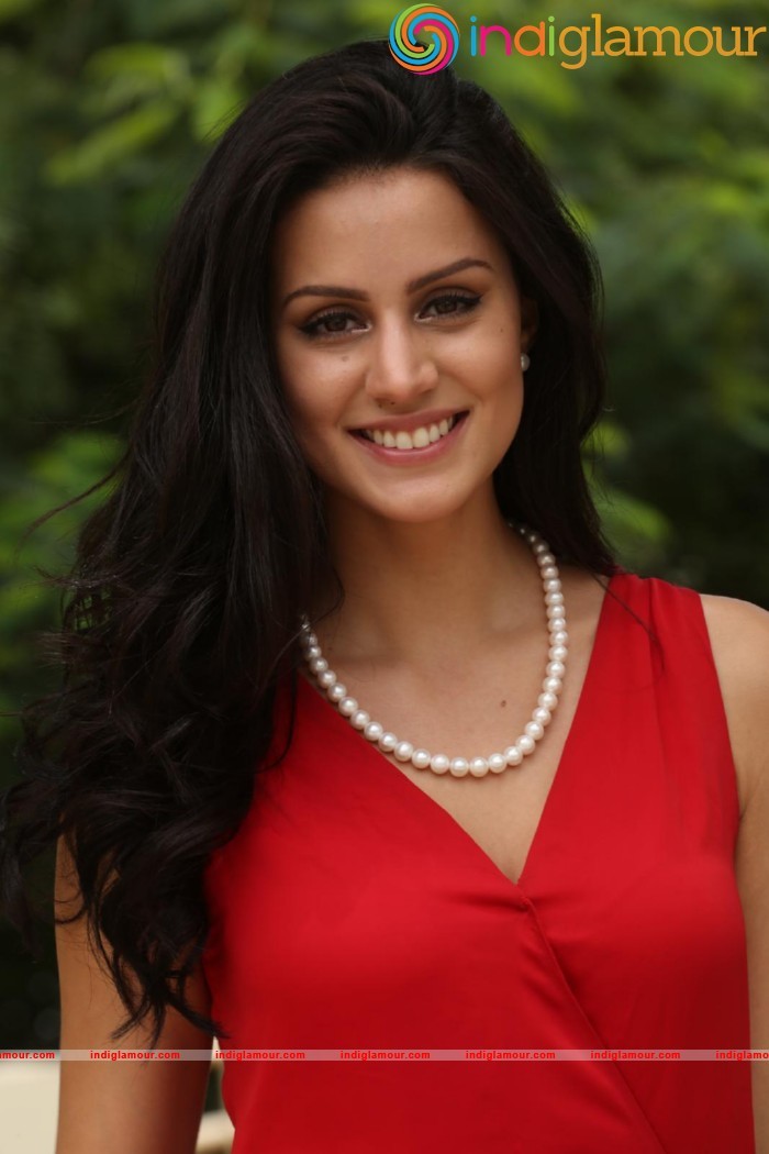 Larissa Bonesi Actress hd photo