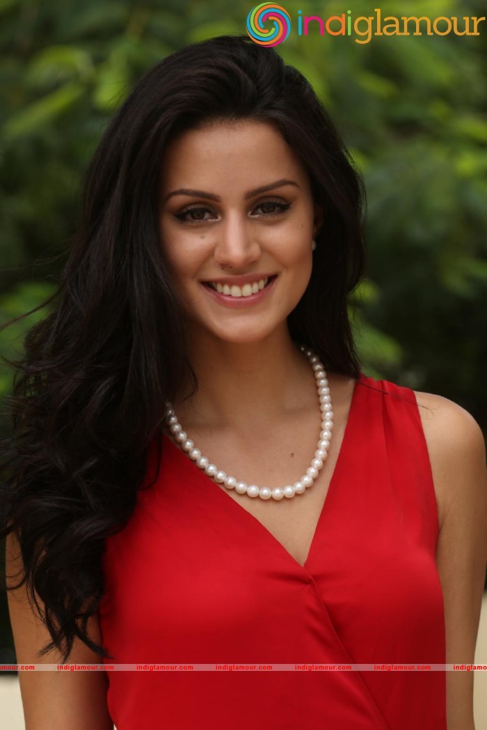 Larissa Bonesi Actress hd photo