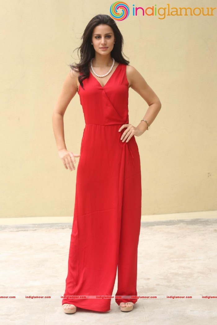 Larissa Bonesi Actress hd photo