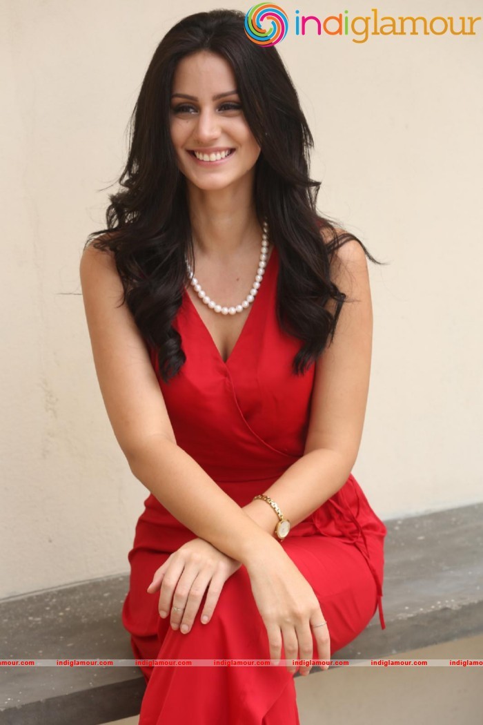 Larissa Bonesi Actress hd photo