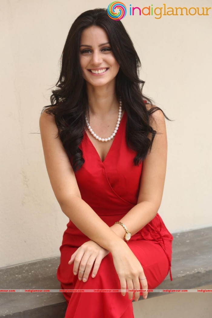 Larissa Bonesi Actress hd photo