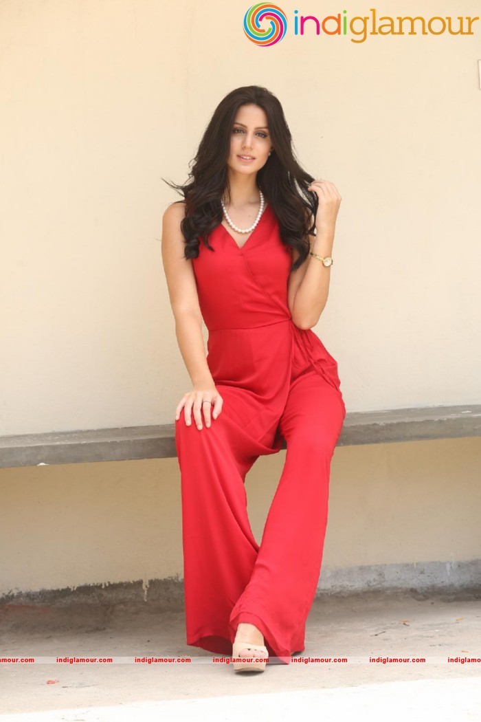 Larissa Bonesi Actress hd photo