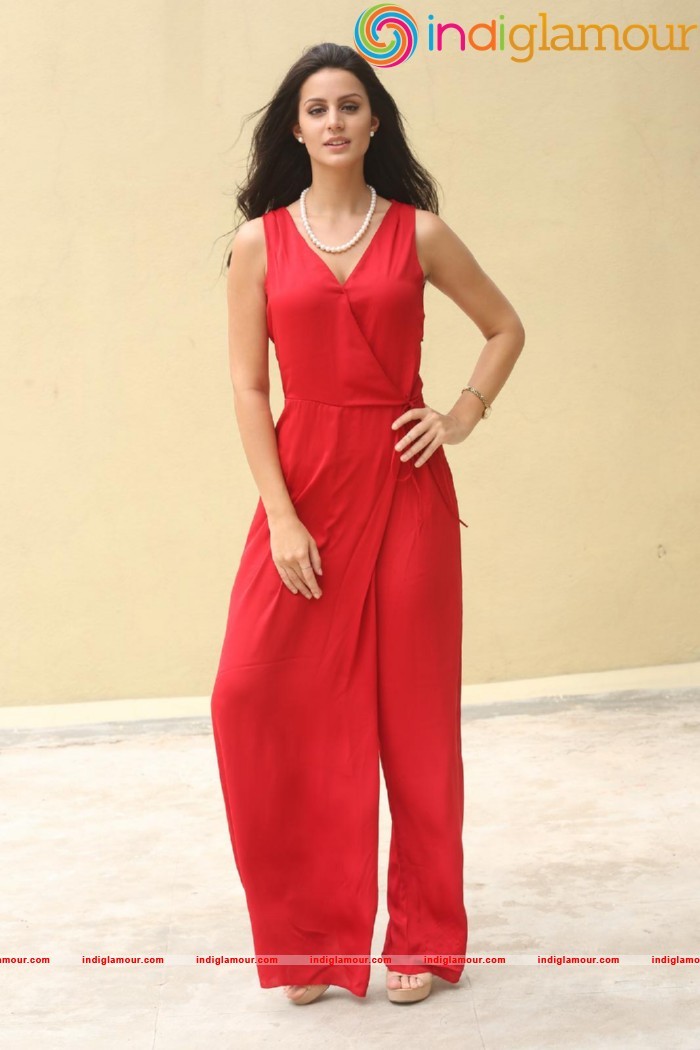 Larissa Bonesi Actress hd photo