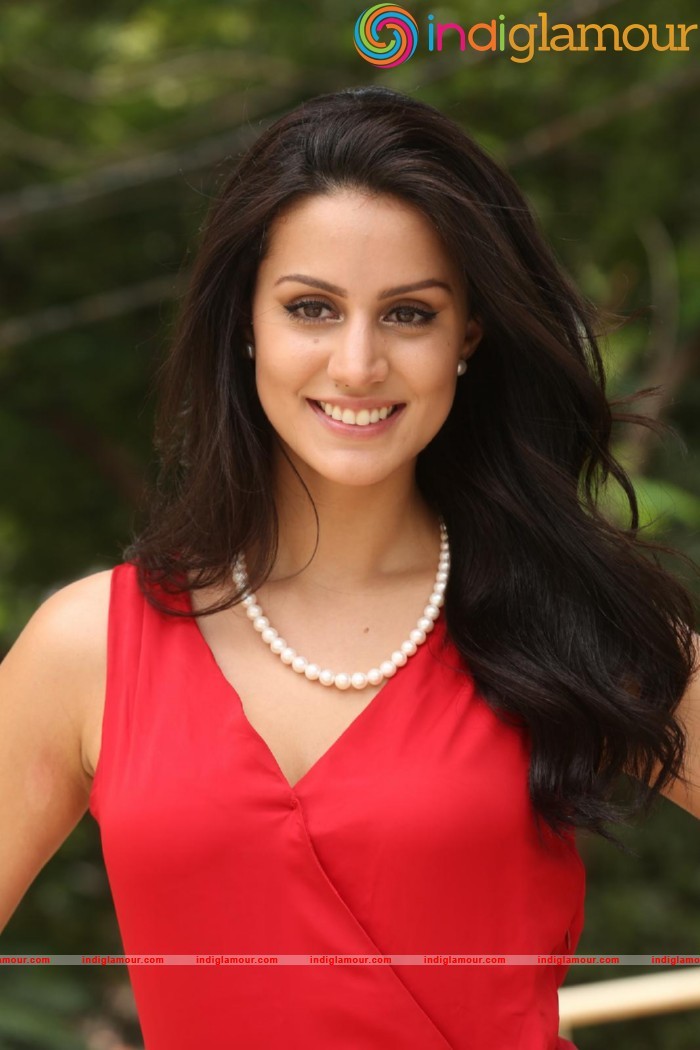 Larissa Bonesi Actress hd photo