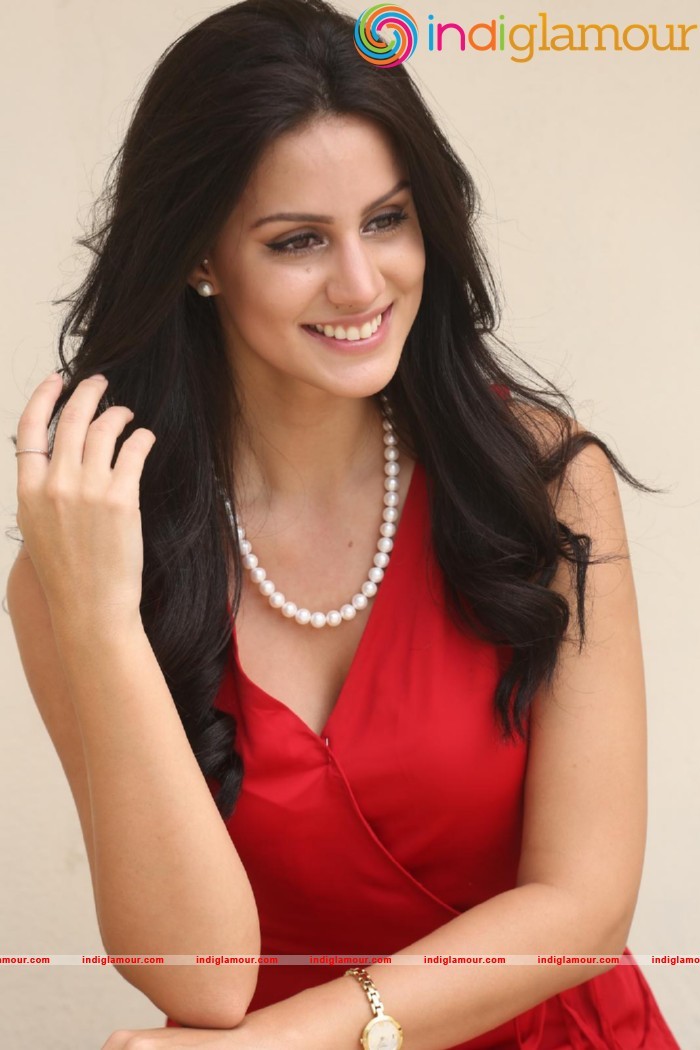 Larissa Bonesi Actress hd photo