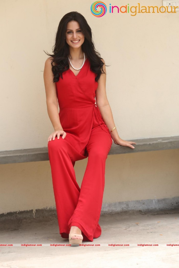 Larissa Bonesi Actress hd photo