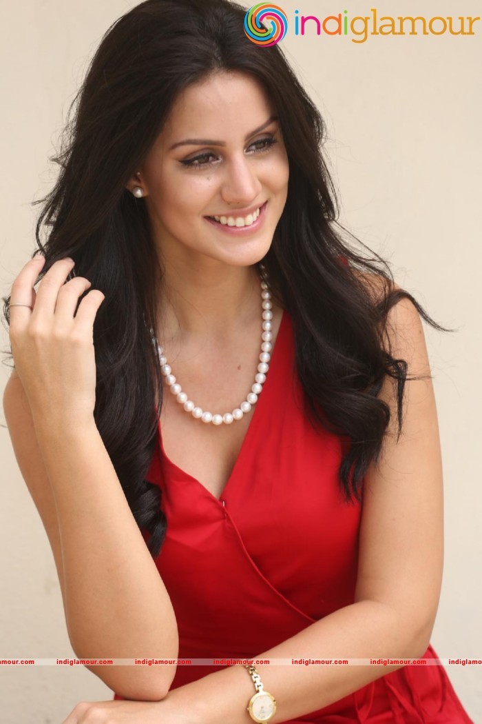 Larissa Bonesi Actress hd photo