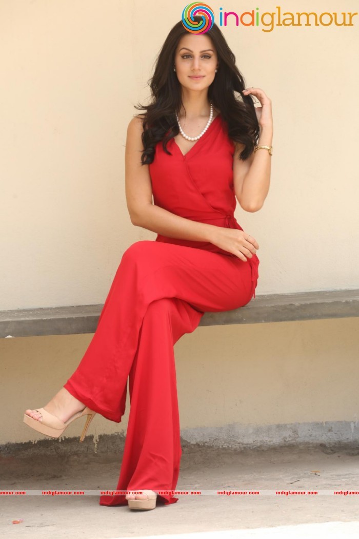 Larissa Bonesi Actress hd photo