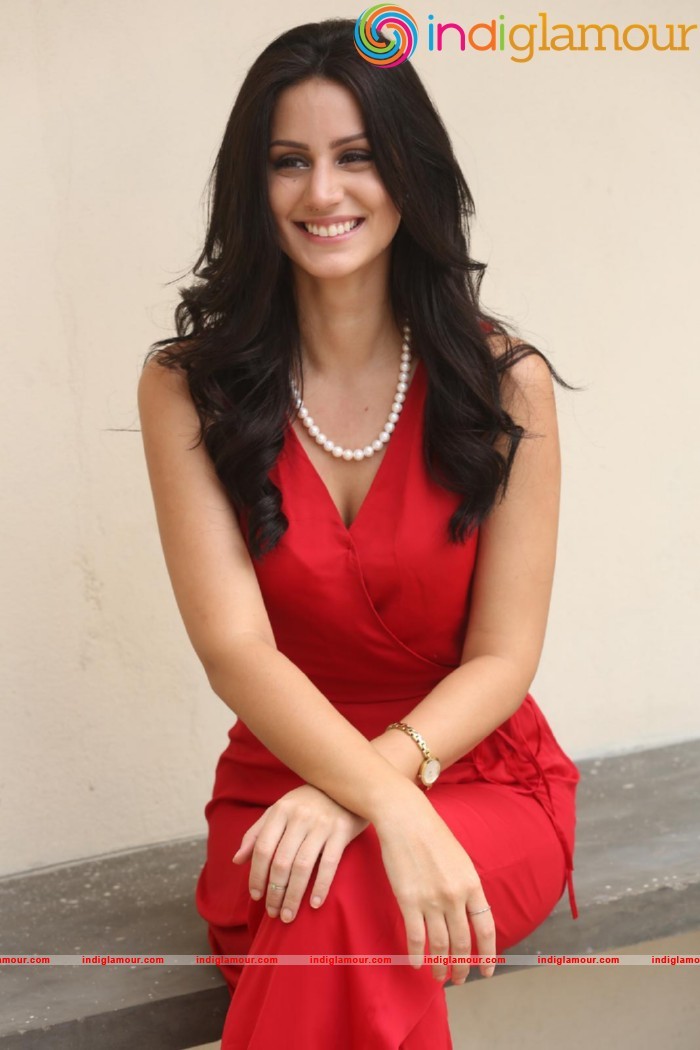 Larissa Bonesi Actress hd photo