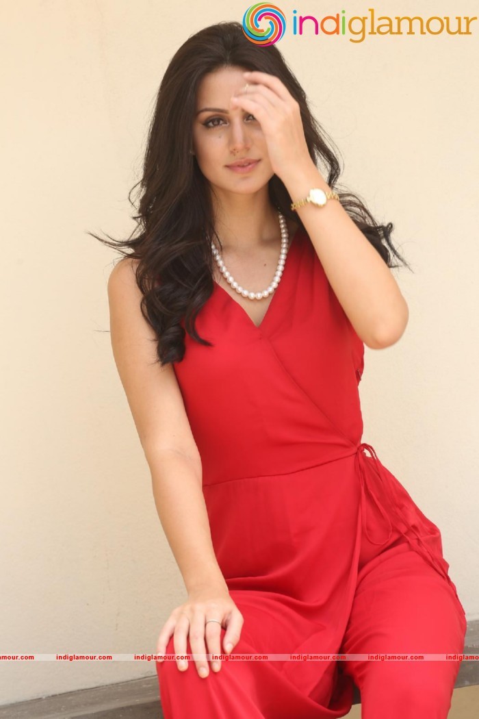 Larissa Bonesi Actress hd photo