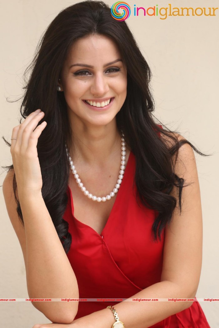 Larissa Bonesi Actress hd photo