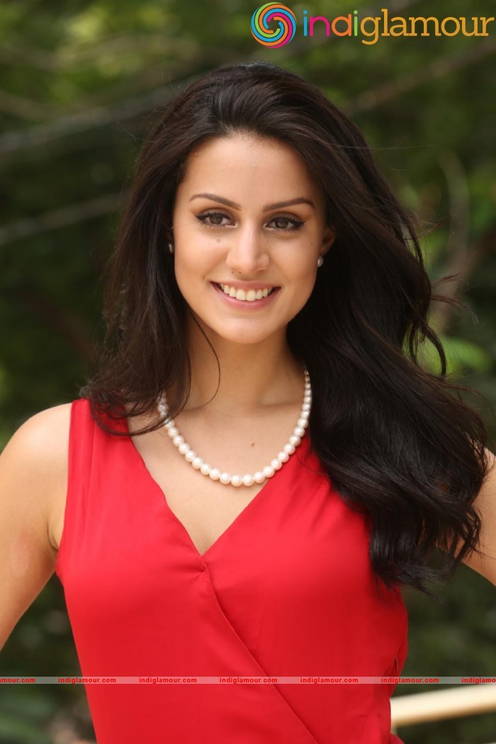 Larissa Bonesi Actress hd photo