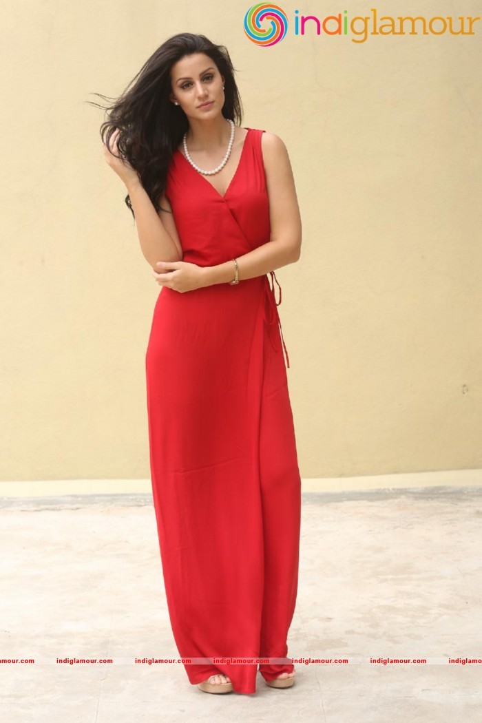 Larissa Bonesi Actress hd photo