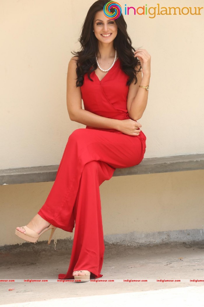 Larissa Bonesi Actress hd photo