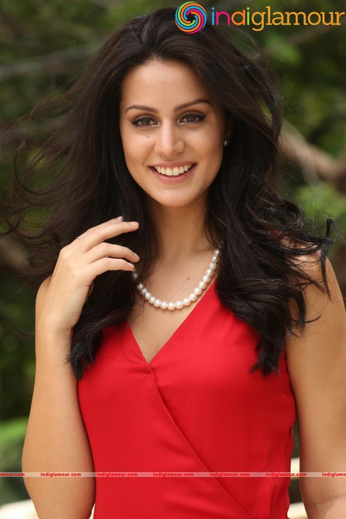 Larissa Bonesi Actress hd photo