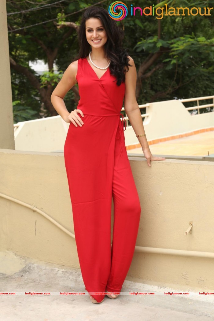 Larissa Bonesi Actress hd photo