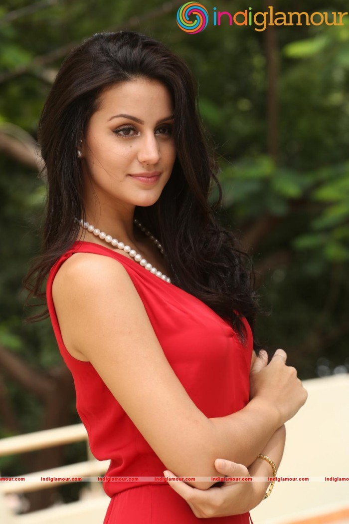Larissa Bonesi Actress hd photo