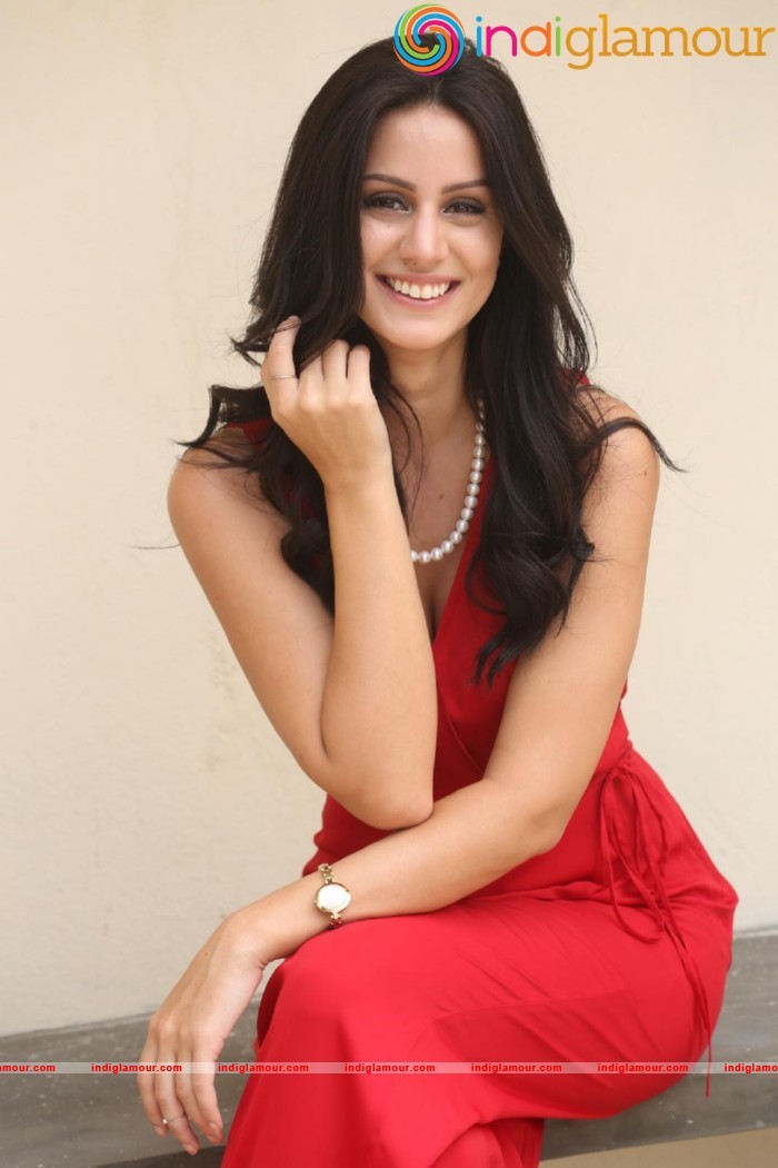 Larissa Bonesi Actress hd photo