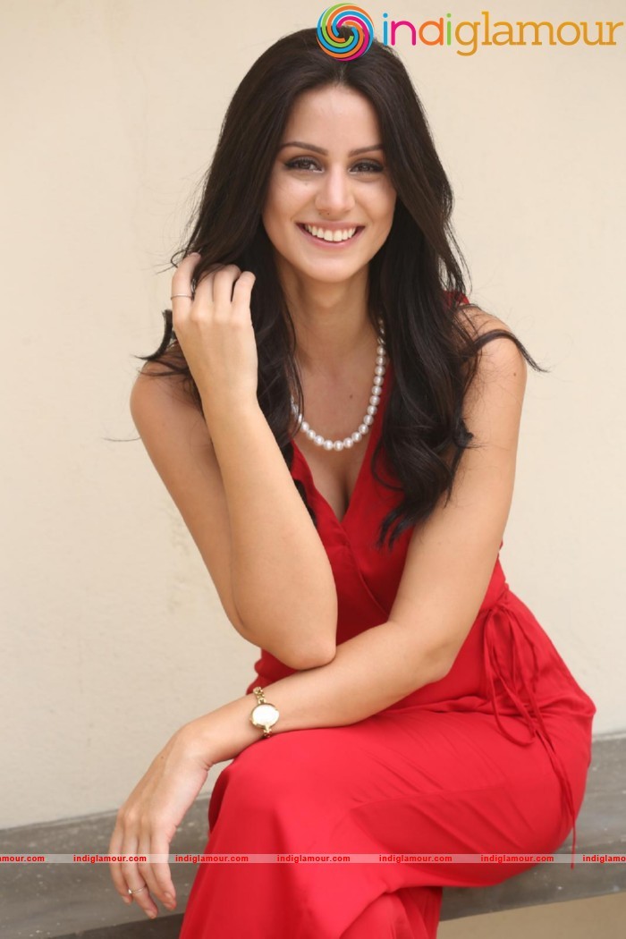 Larissa Bonesi Actress hd photo