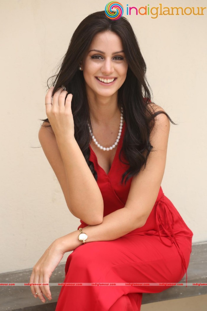 Larissa Bonesi Actress hd photo