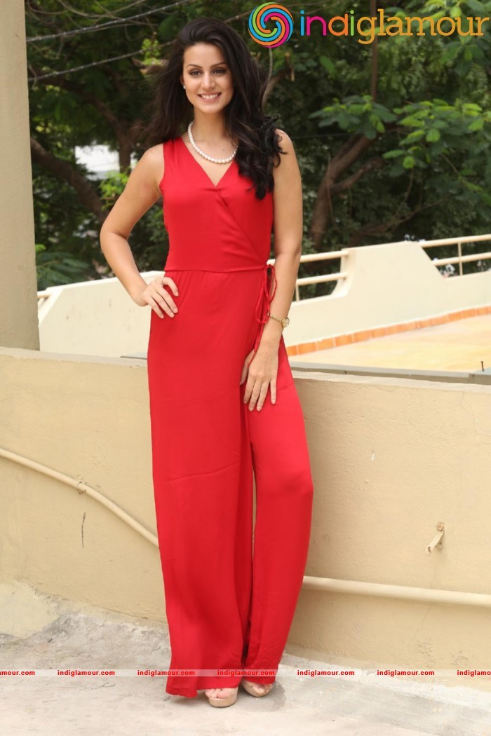 Larissa Bonesi Actress hd photo