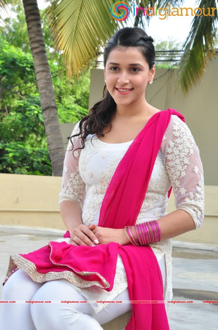 Mannara Chopra Actress hd photo