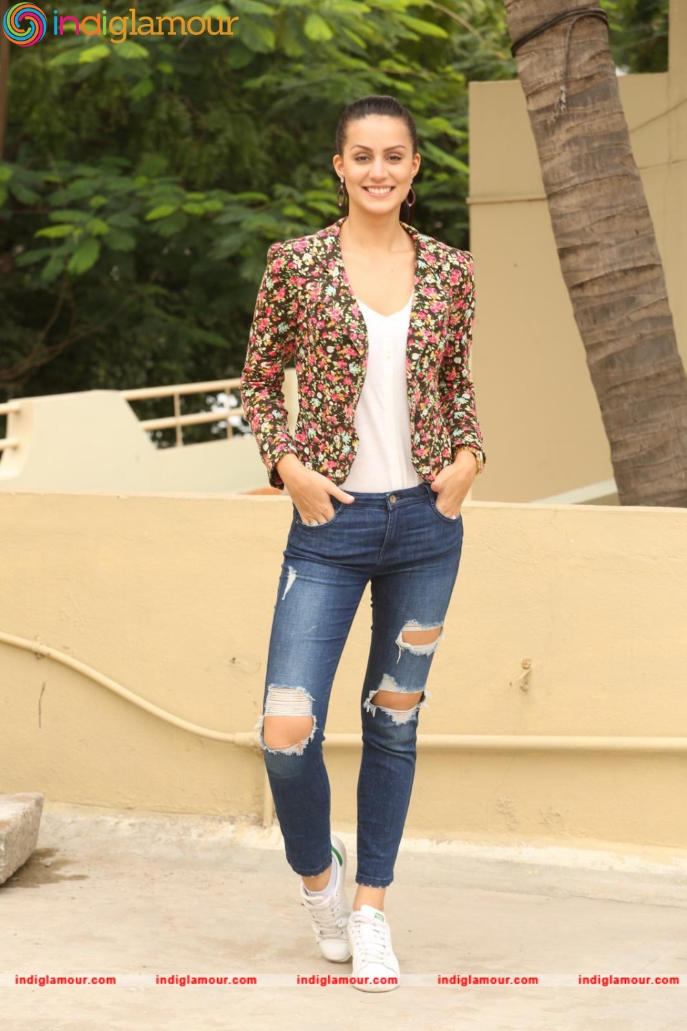 Larissa Bonesi Actress hd photo
