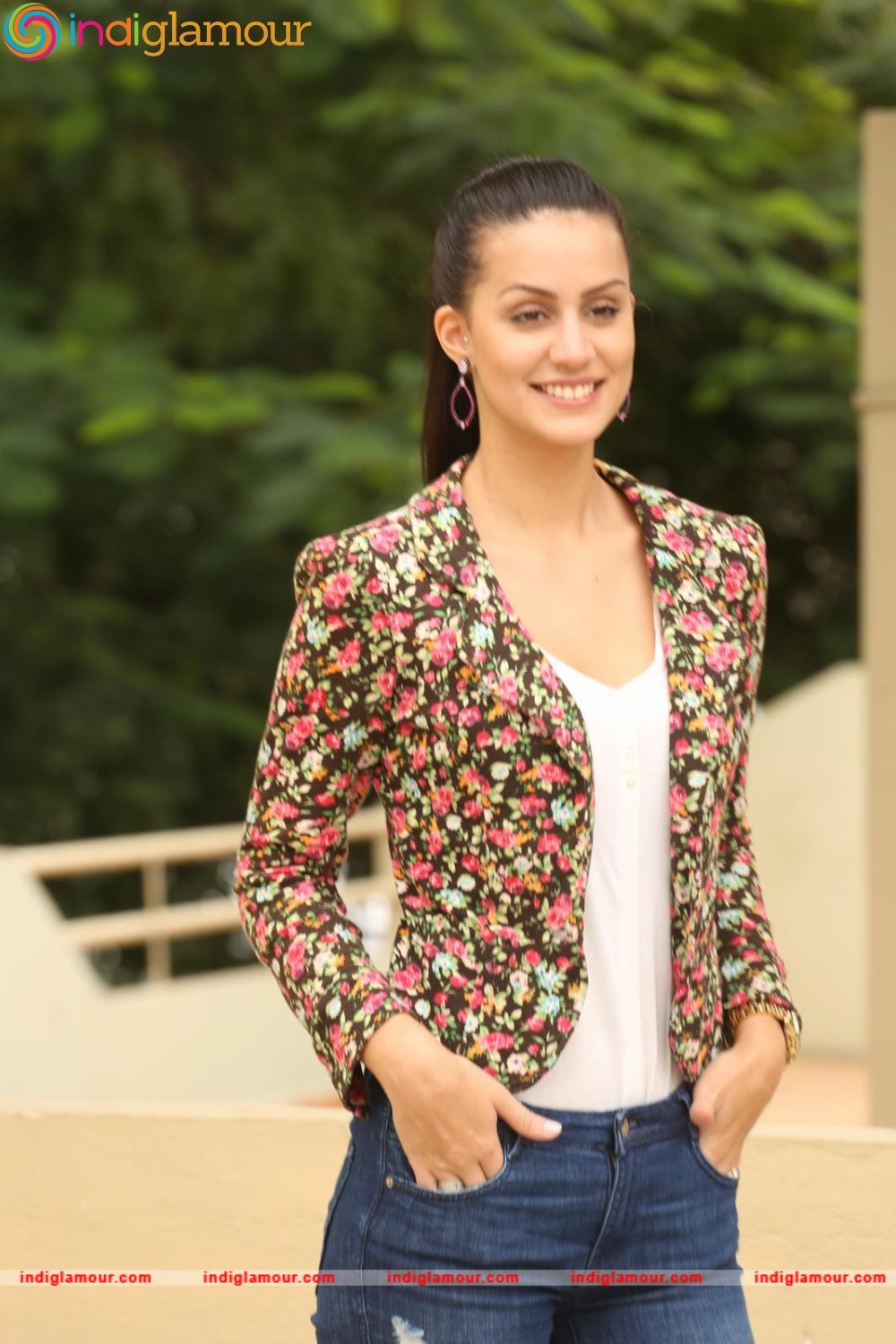 Larissa Bonesi Actress hd photo