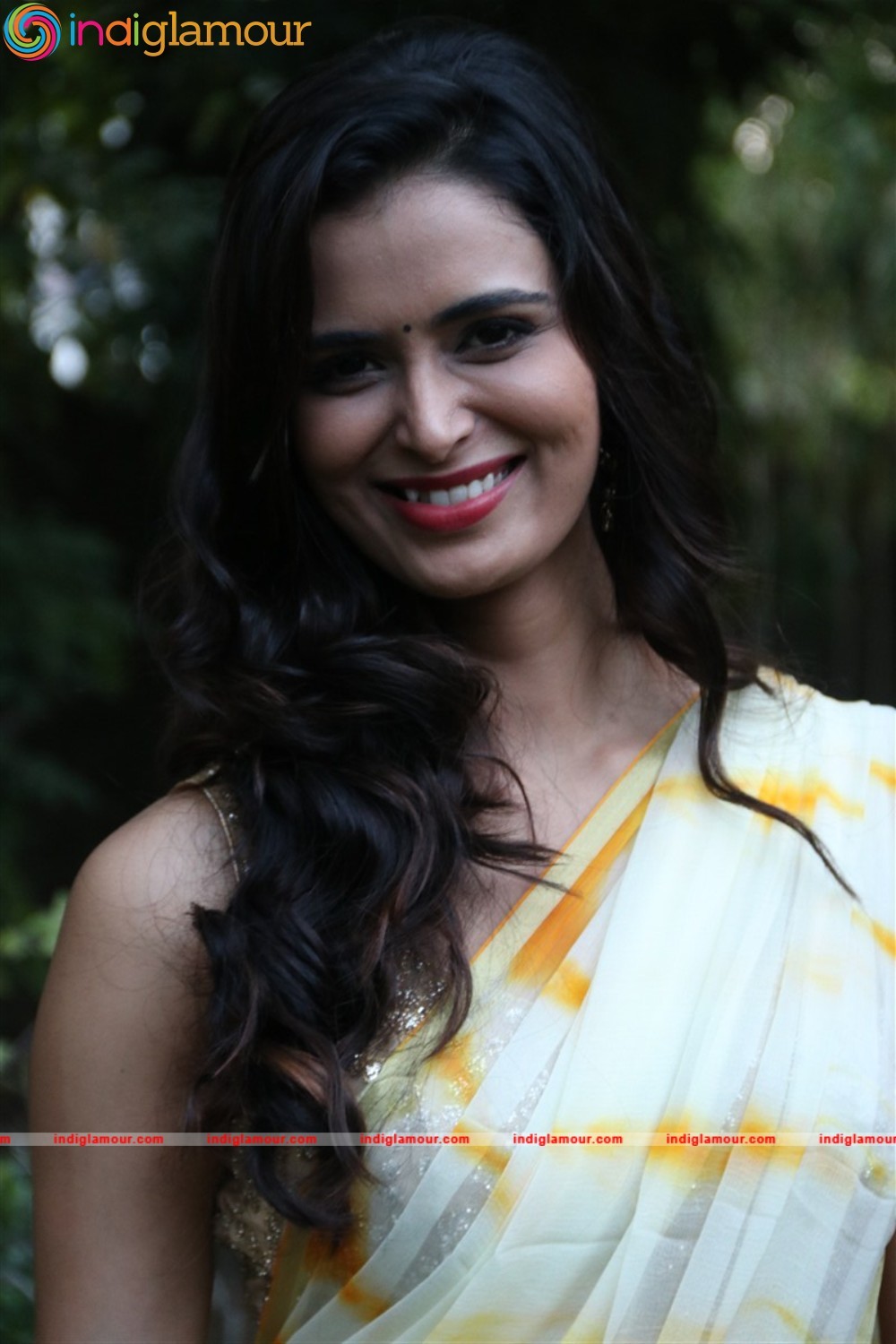 Meenakshi Dixit Actress hd photo