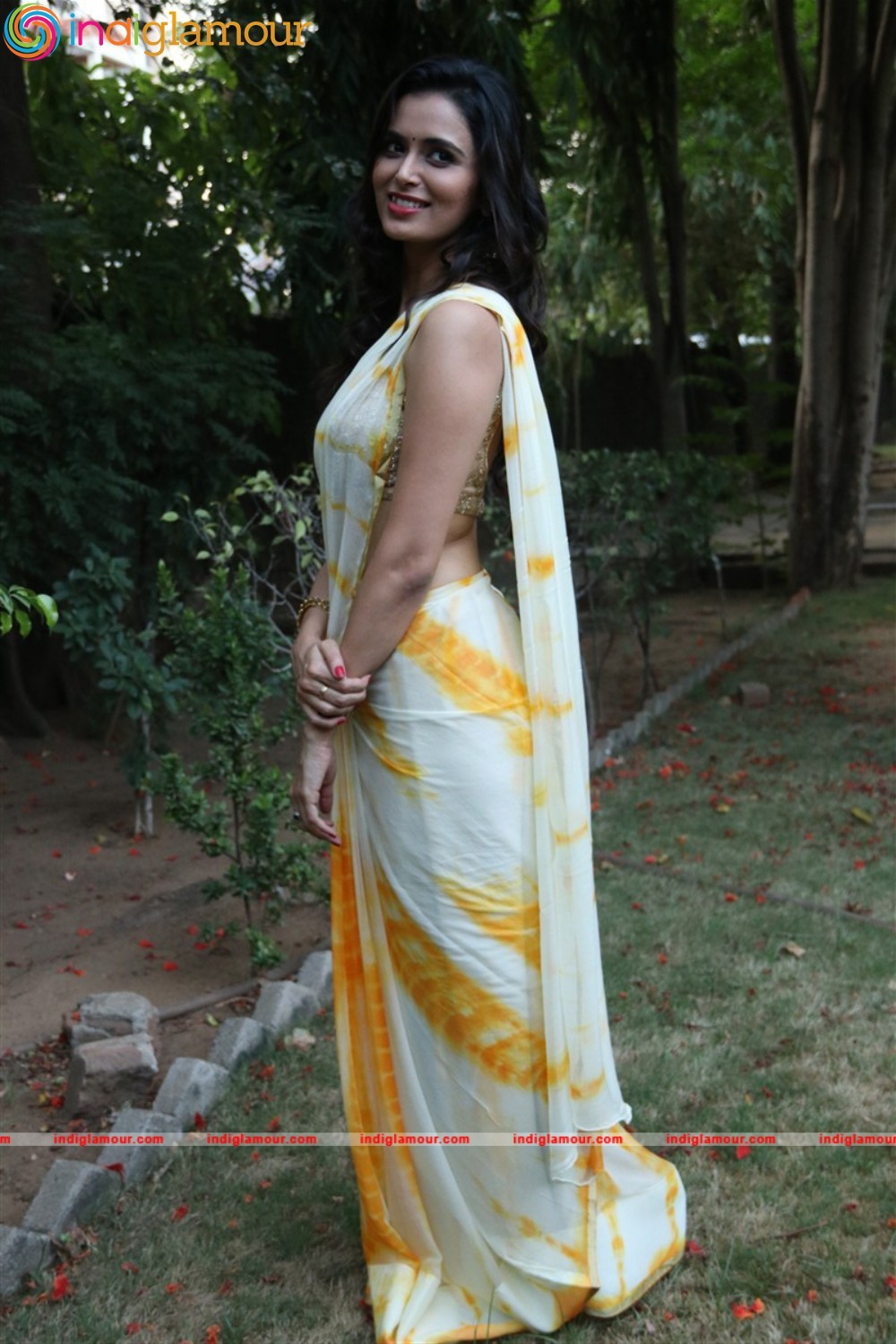 Meenakshi Dixit Actress hd photo