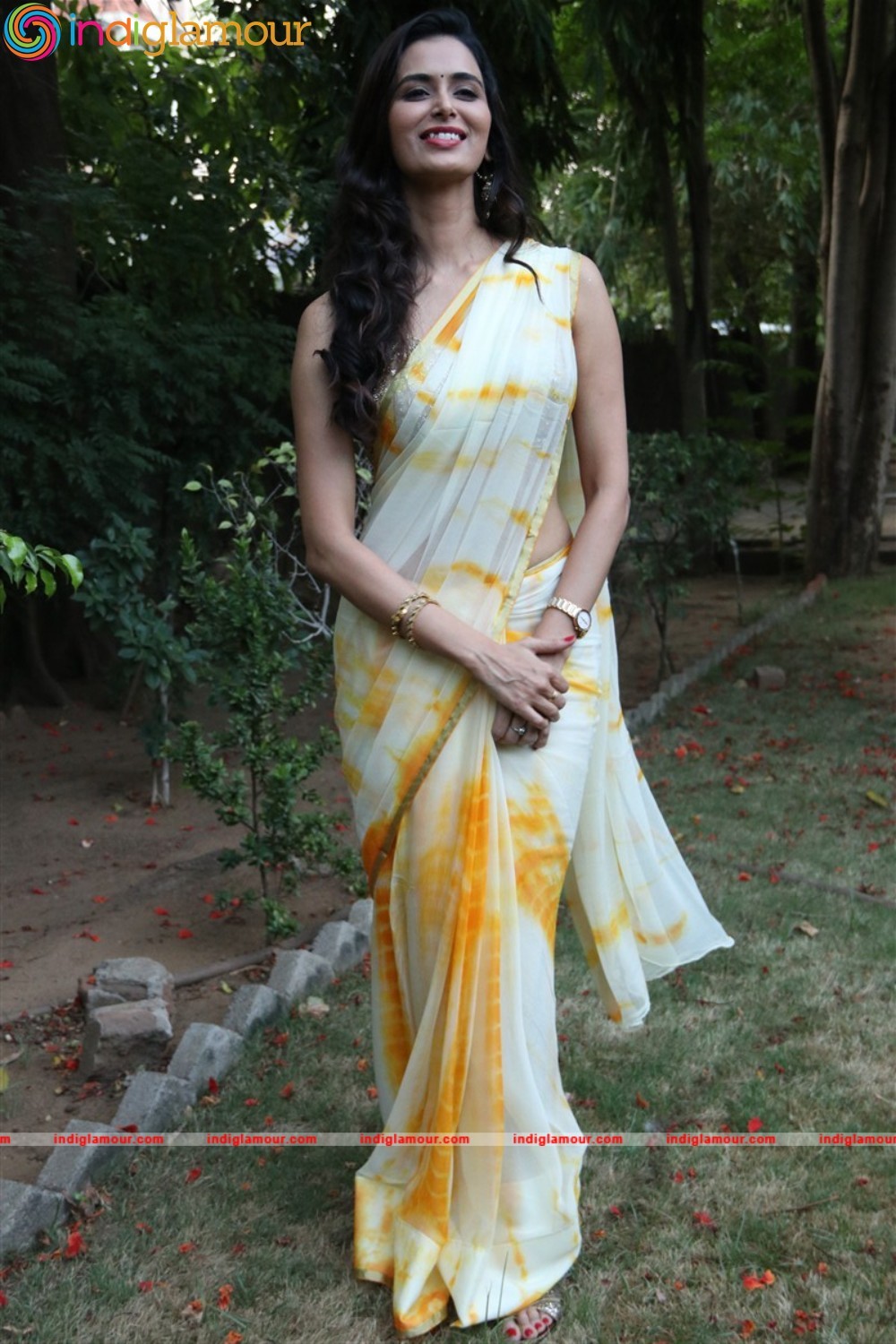 Meenakshi Dixit Actress hd photo