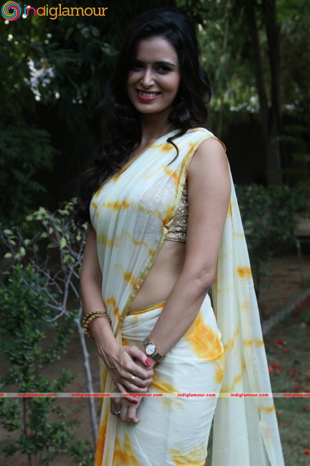 Meenakshi Dixit Actress hd photo