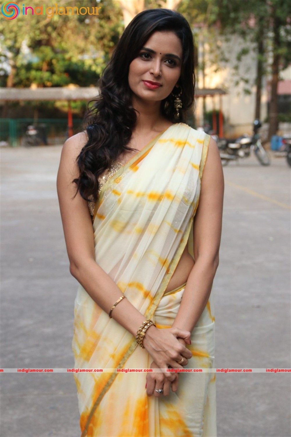 Meenakshi Dixit Actress hd photo
