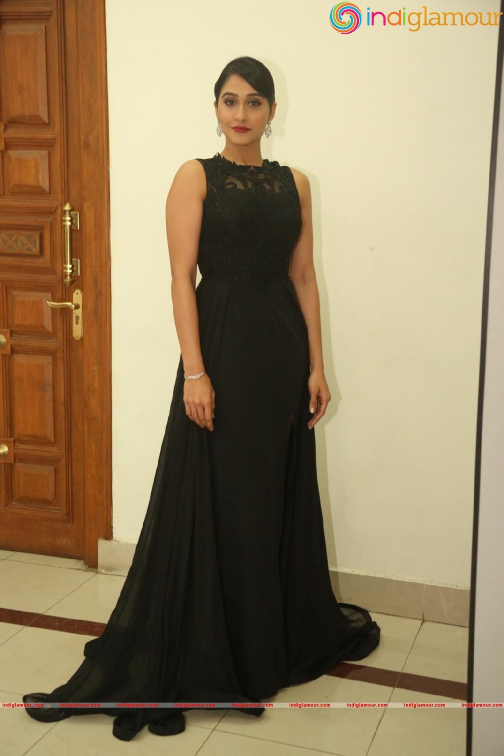 Regina Cassandra Actress hd photo