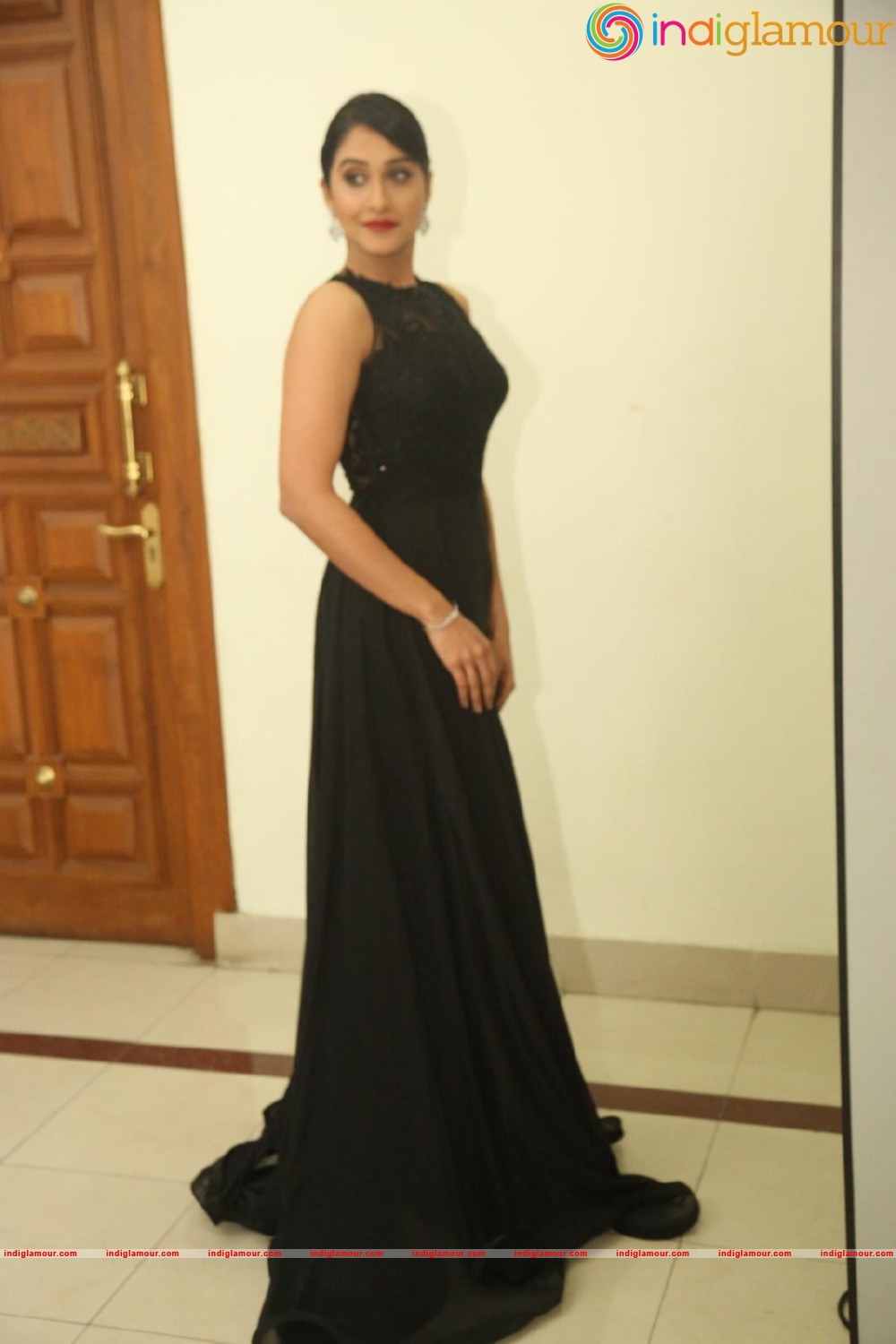 Regina Cassandra Actress hd photo