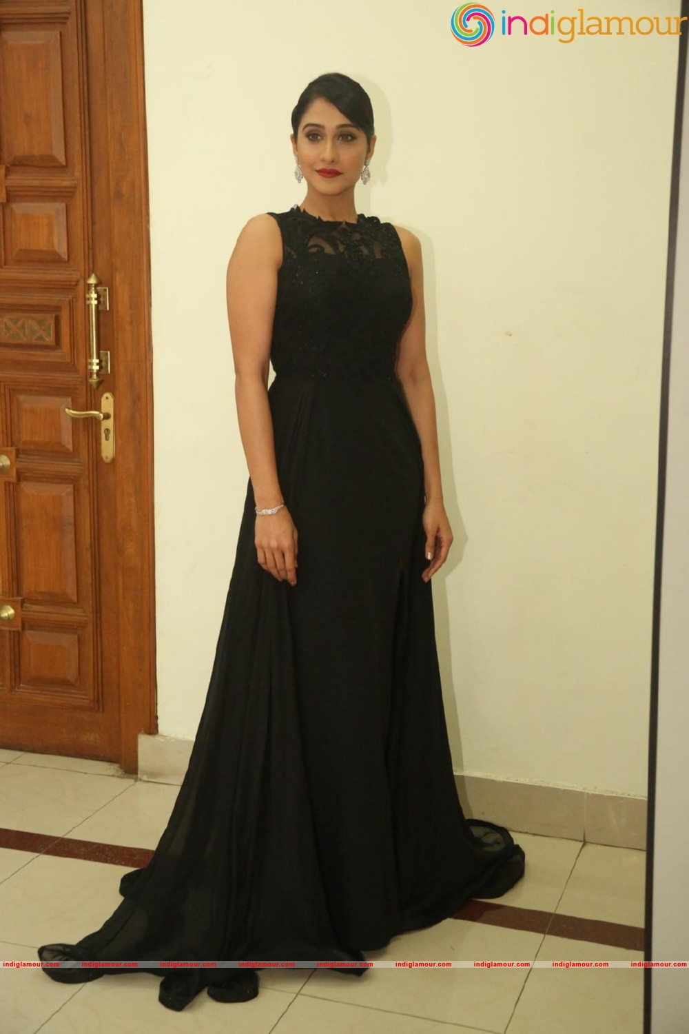 Regina Cassandra Actress hd photo