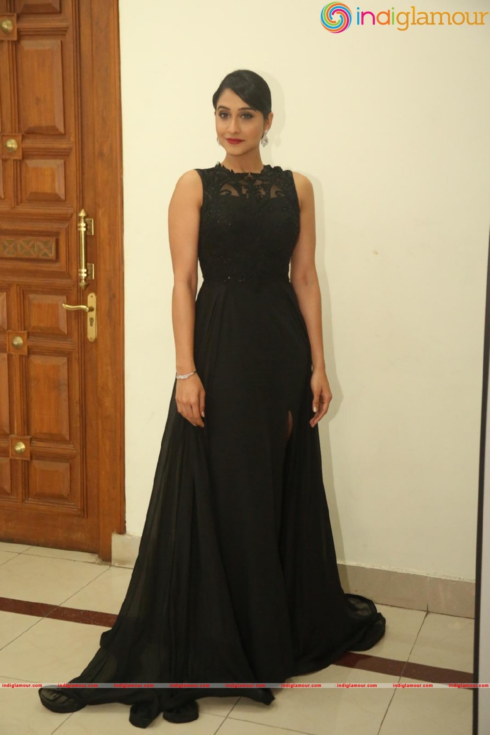 Regina Cassandra Actress hd photo