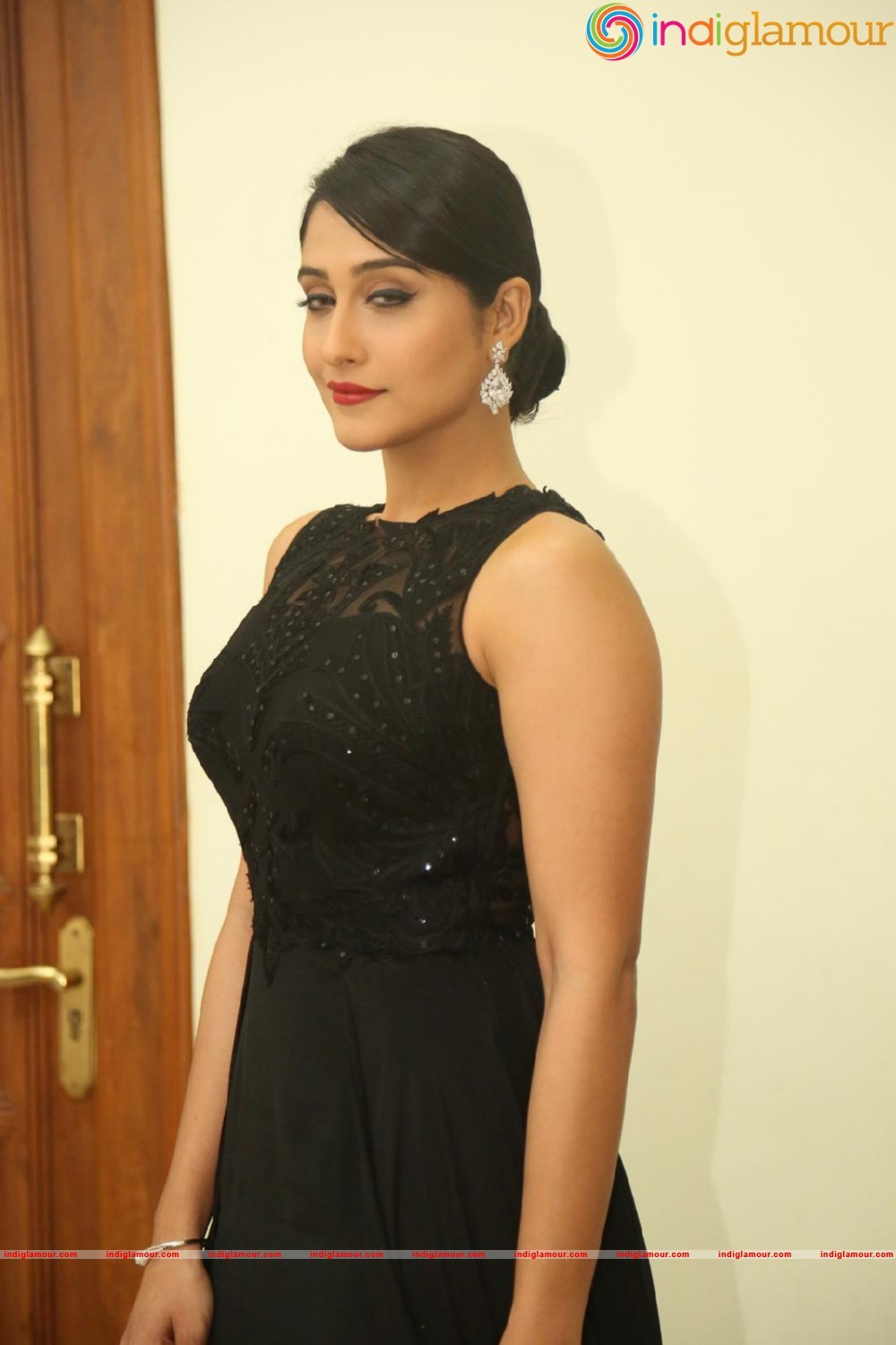 Regina Cassandra Actress hd photo