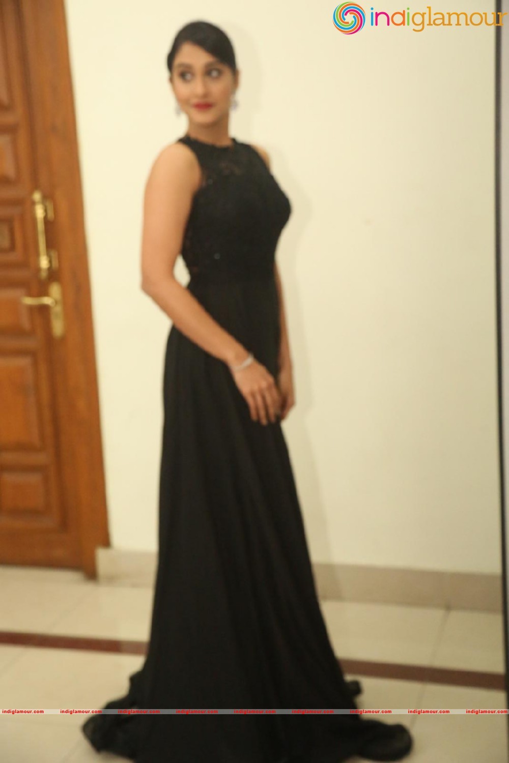Regina Cassandra Actress hd photo