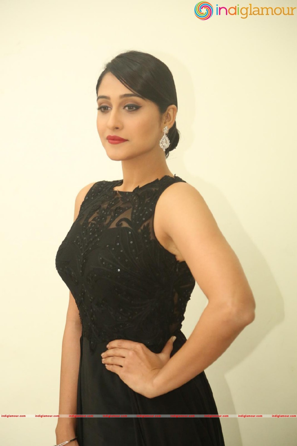 Regina Cassandra Actress hd photo