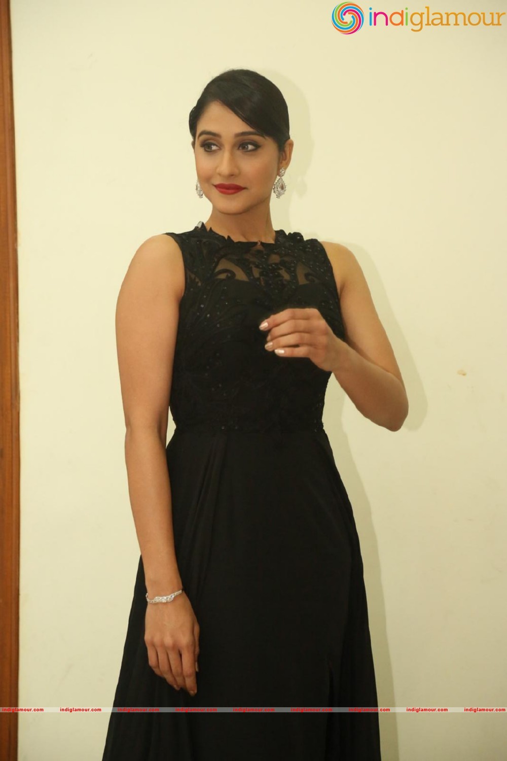 Regina Cassandra Actress hd photo