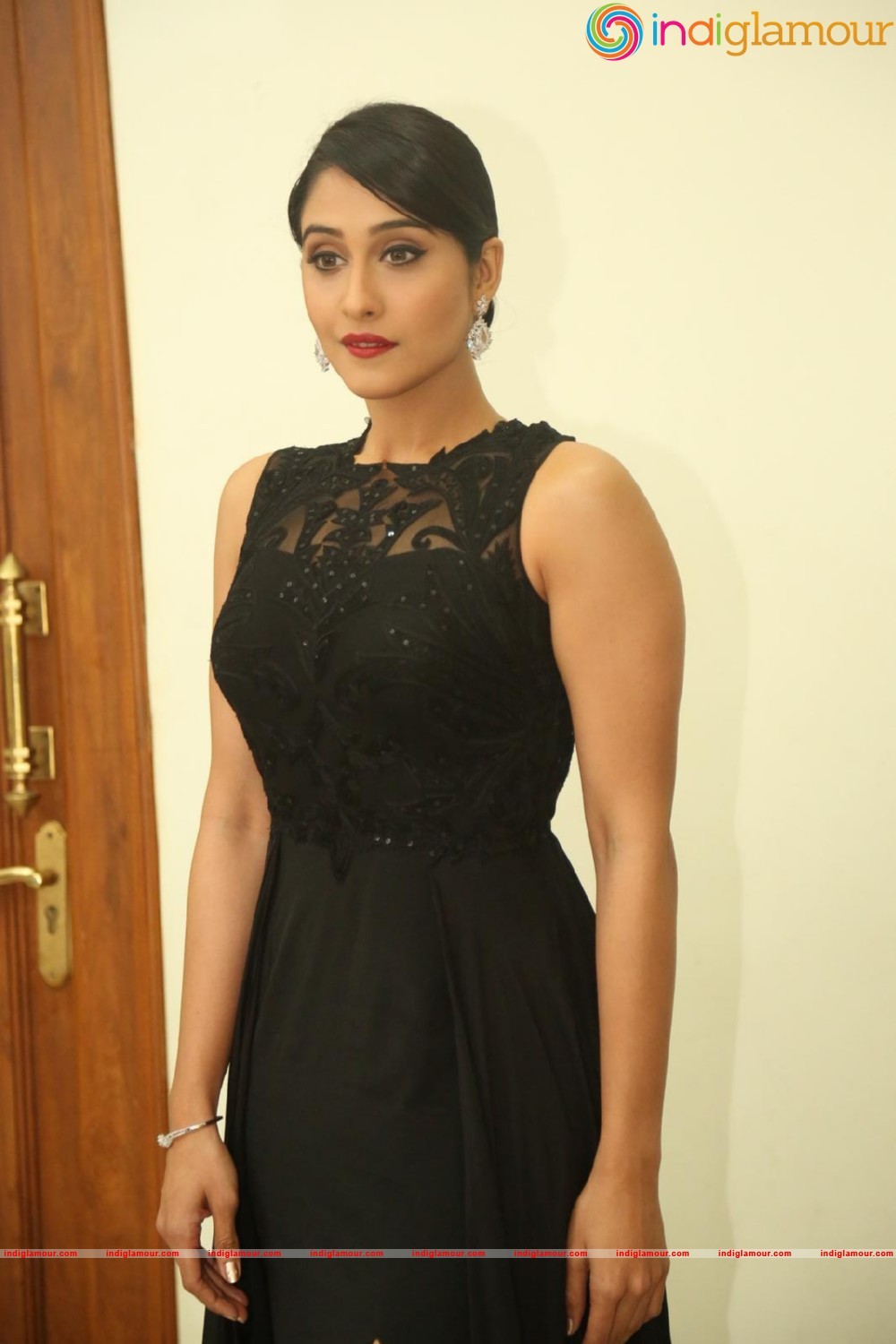 Regina Cassandra Actress hd photo
