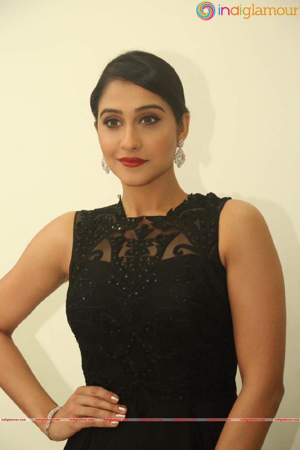 Regina Cassandra Actress hd photo