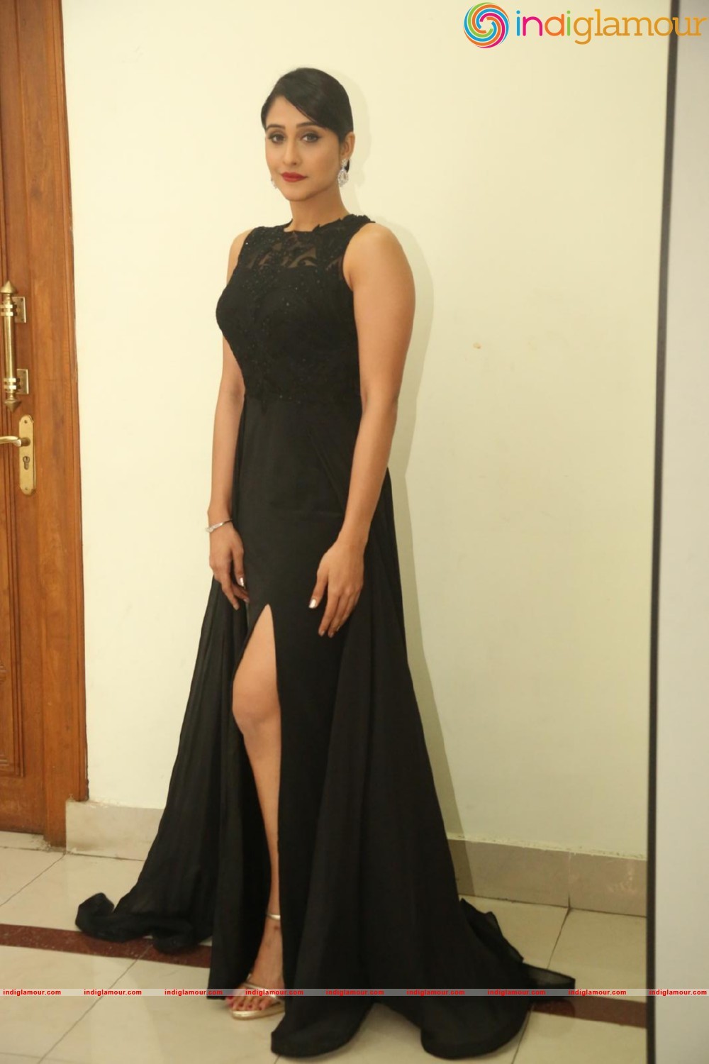 Regina Cassandra Actress hd photo