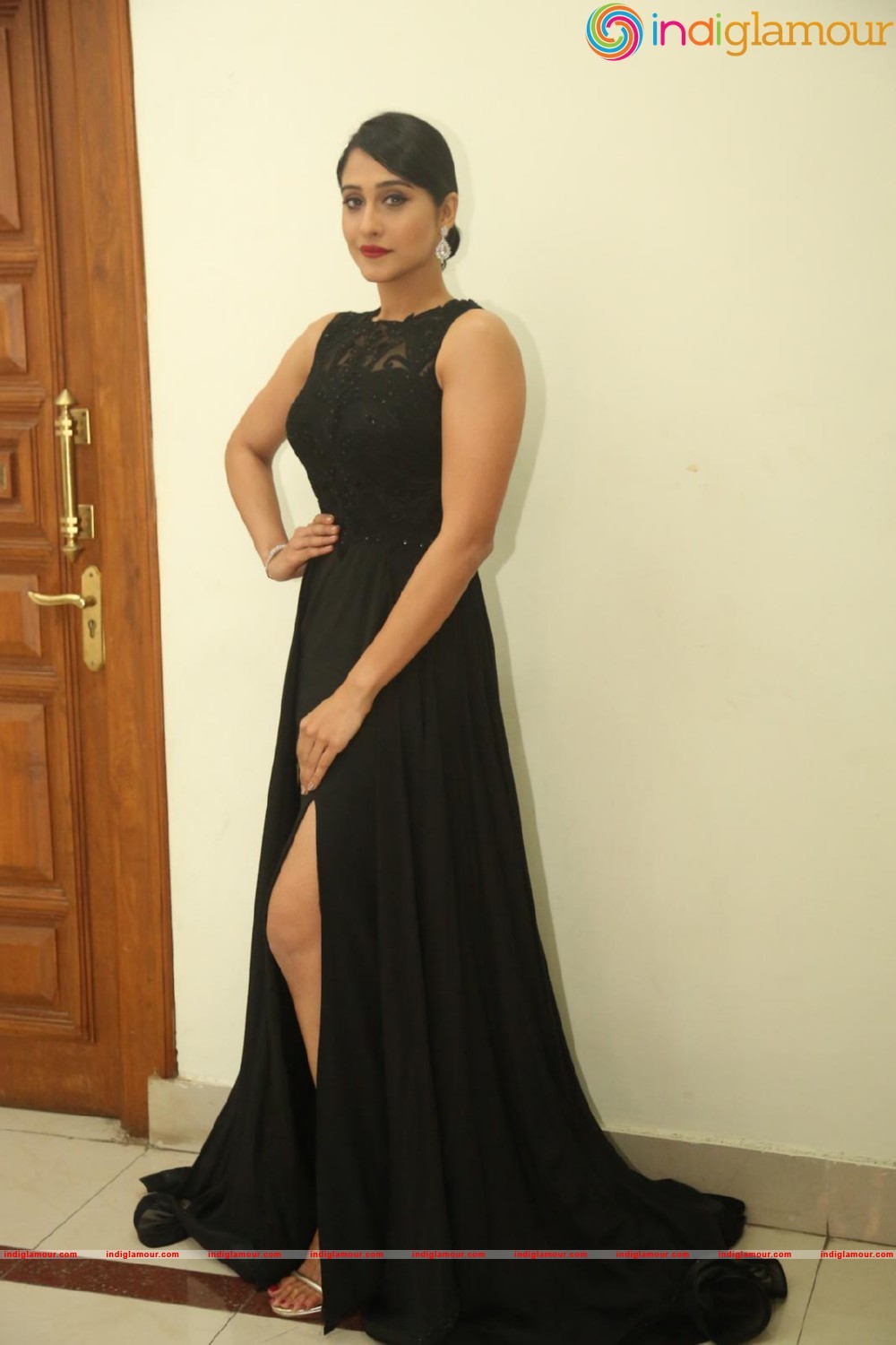 Regina Cassandra Actress hd photo