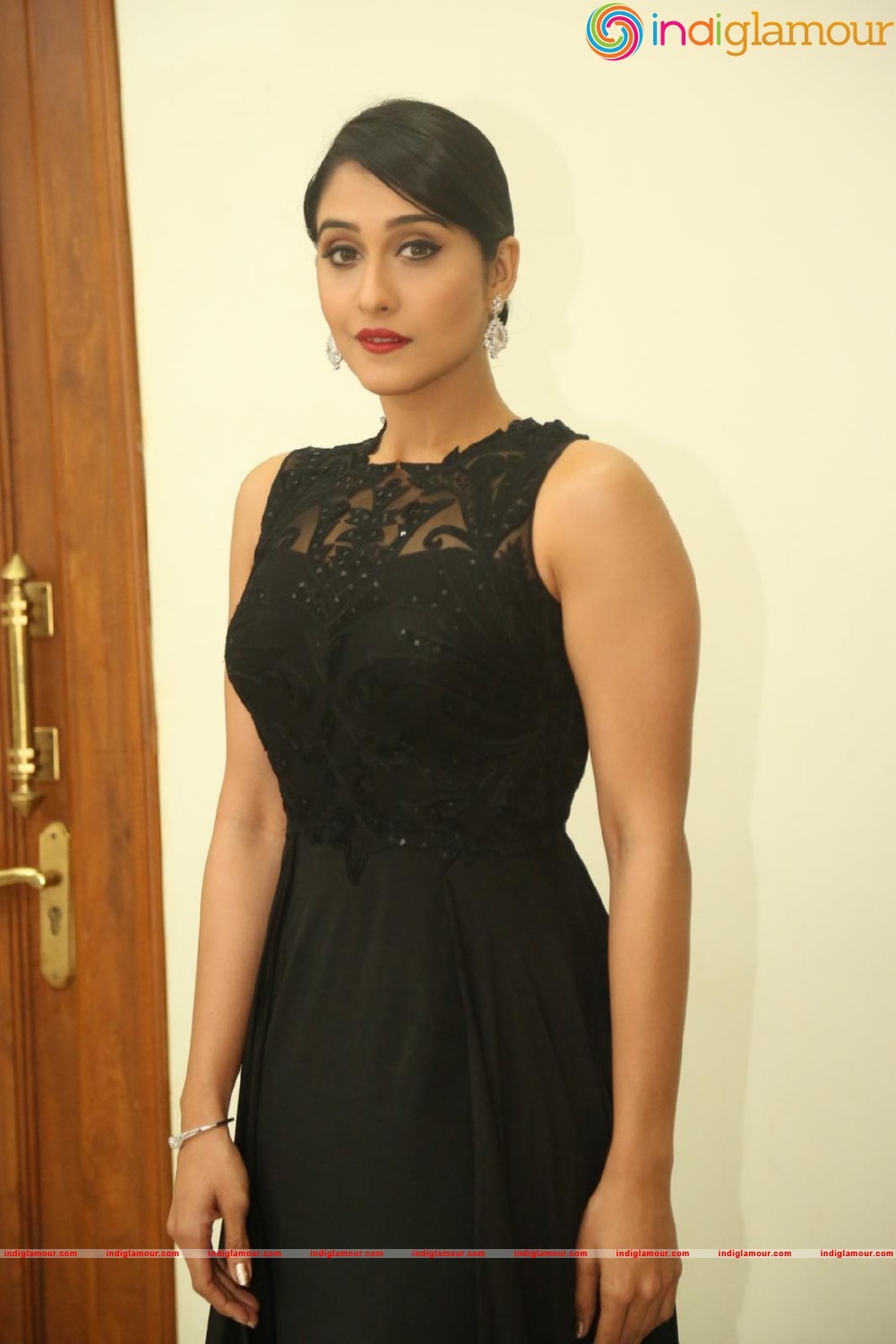 Regina Cassandra Actress hd photo