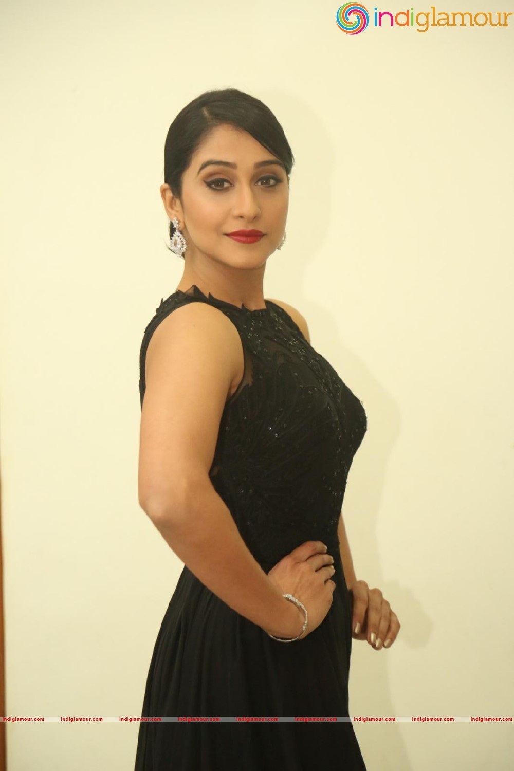 Regina Cassandra Actress hd photo