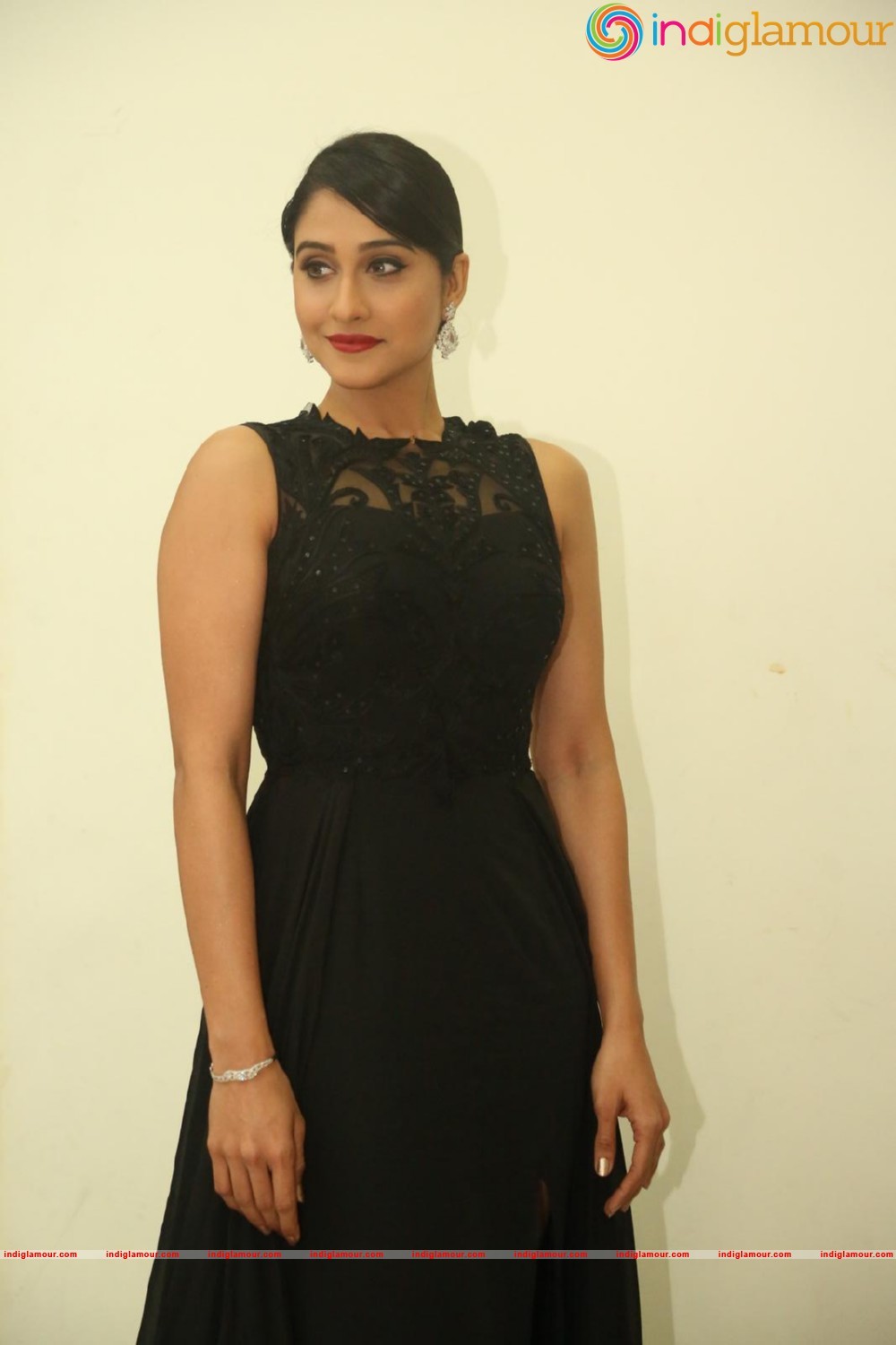 Regina Cassandra Actress hd photo