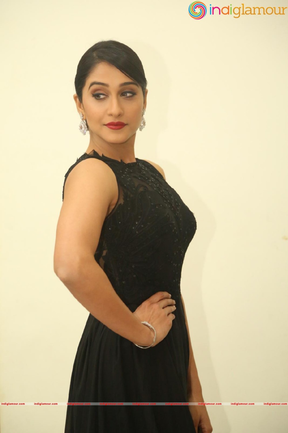 Regina Cassandra Actress hd photo