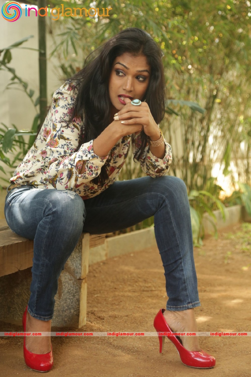 Ramya Actress hd photo